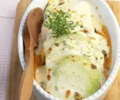Kohlrabi-Karotten-Auflauf mit Käse und Kerbel überbacken