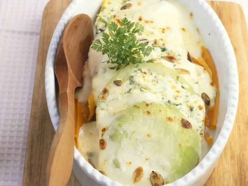 Kohlrabi-Karotten-Auflauf mit Käse und Kerbel überbacken
