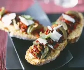 Röstbrote mit rotem Pesto