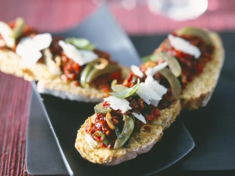 Röstbrote mit rotem Pesto