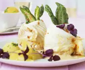 Schollen-Spargel-Röllchen mit roten Basilikum