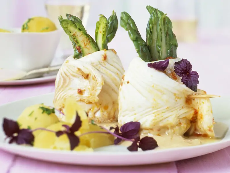Schollen-Spargel-Röllchen mit roten Basilikum