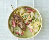 Lammspieße mit Spargel-Erdbeer-Gemüse