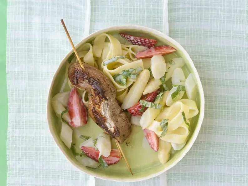 Lammspieße mit Spargel-Erdbeer-Gemüse