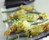 Gefüllte Zucchiniblüten mit Feta