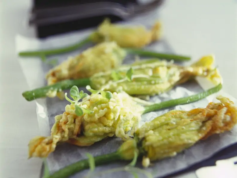 Gefüllte Zucchiniblüten mit Feta