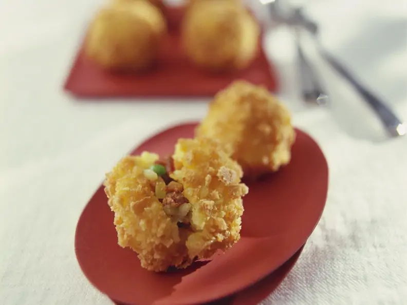 Frittierte Reisbällchen mit Füllung auf italienische Art