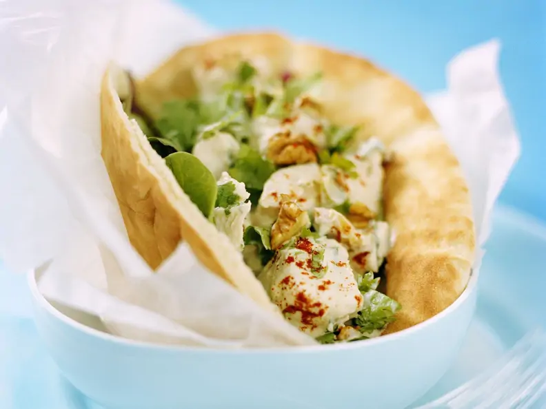 Pitatasche mit Geflügelsalat