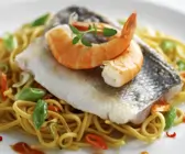 Loup de mer mit Garnelen und Eiernudeln