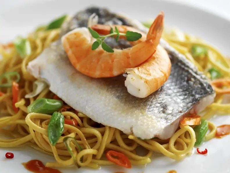 Loup de mer mit Garnelen und Eiernudeln