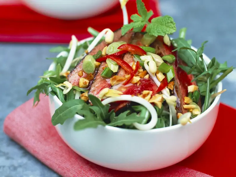 Rucola-Rumpsteak-Salat mit Erdnüssen