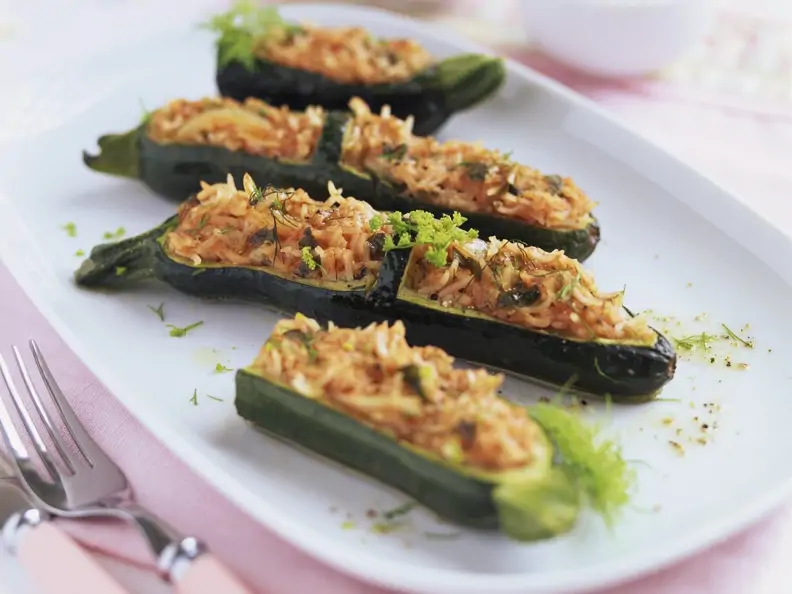 Zucchinischiffchen mit Füllung auf türkische Art