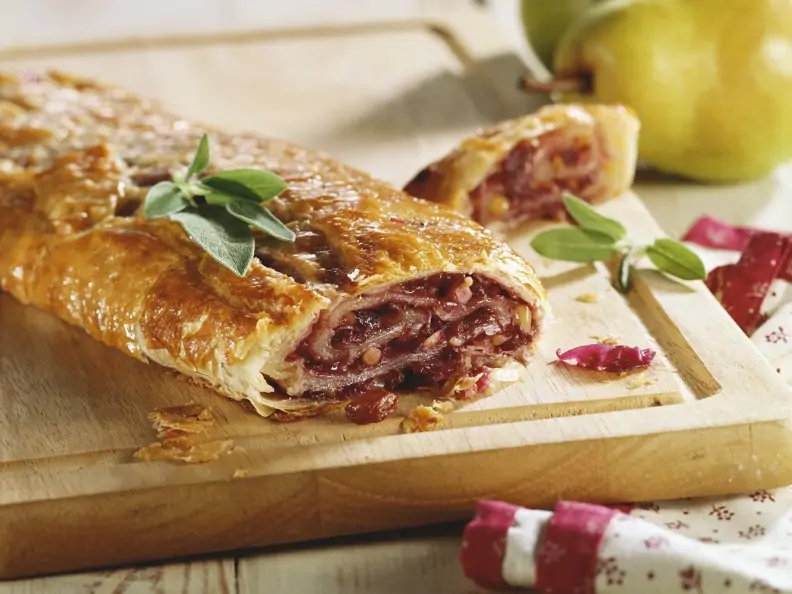 Pikanter Strudel mit Rotkohl