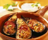 Auberginenschiffchen gefüllt mit Reis und Tomaten