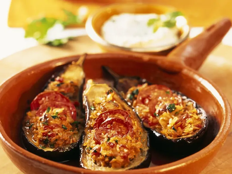Auberginenschiffchen gefüllt mit Reis und Tomaten