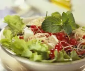 Salat mit Glasnudeln, Käse und Johannisbeeren