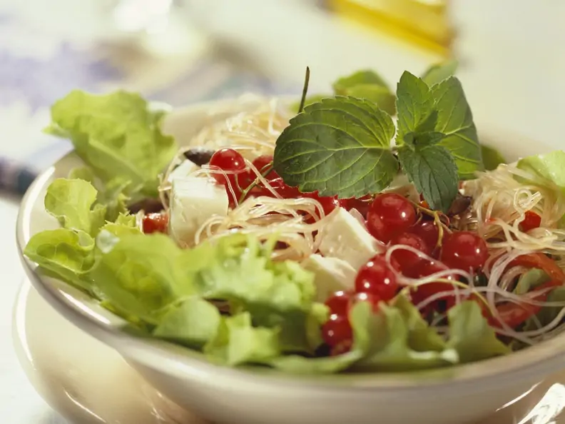 Salat mit Glasnudeln, Käse und Johannisbeeren