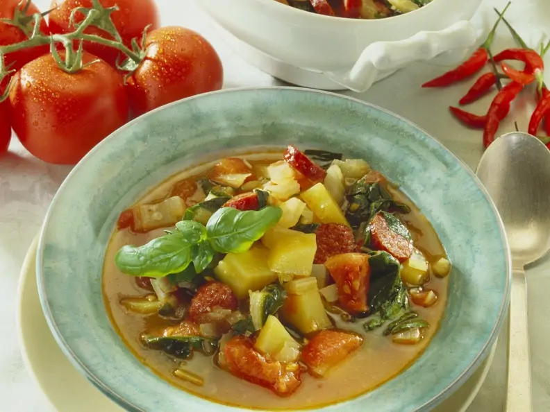 Kartoffel-Tomaten-Topf mit Mangold und Wurst