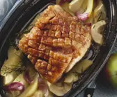 Krustenbraten auf dänische Art mit Äpfeln und Zwiebeln