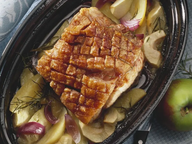 Krustenbraten auf dänische Art mit Äpfeln und Zwiebeln
