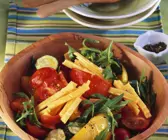 Bunter Gemüse-Rucola-Salat mit Cheddar