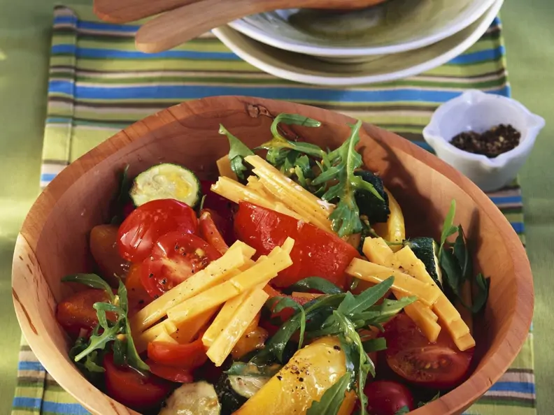 Bunter Gemüse-Rucola-Salat mit Cheddar
