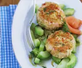 Räucherfischfrikadelle mit Gurkengemüse