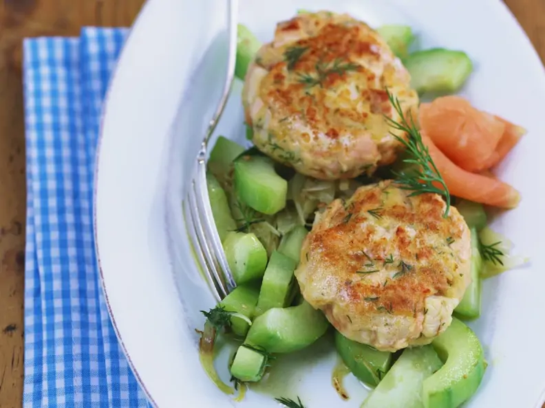 Räucherfischfrikadelle mit Gurkengemüse