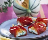 Paprikapäckchen mit Melone und Schafsfrischkäse