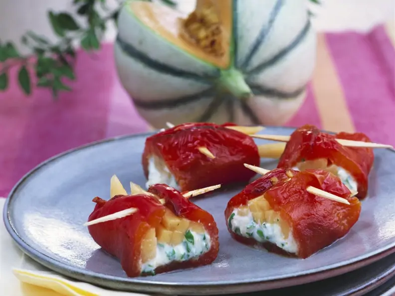 Paprikapäckchen mit Melone und Schafsfrischkäse