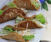 Buchweizenpfannkuchen mit Avocadopüree und Selleriestreifen