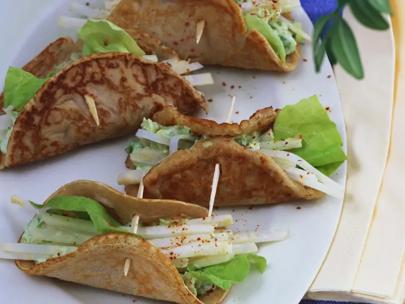 Buchweizenpfannkuchen mit Avocadopüree und Selleriestreifen