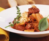 Gulasch mit Sauerkraut und mediterranen Kräutern (Szegediner)