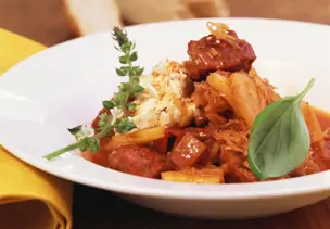 Gulasch mit Sauerkraut und mediterranen Kräutern (Szegediner)