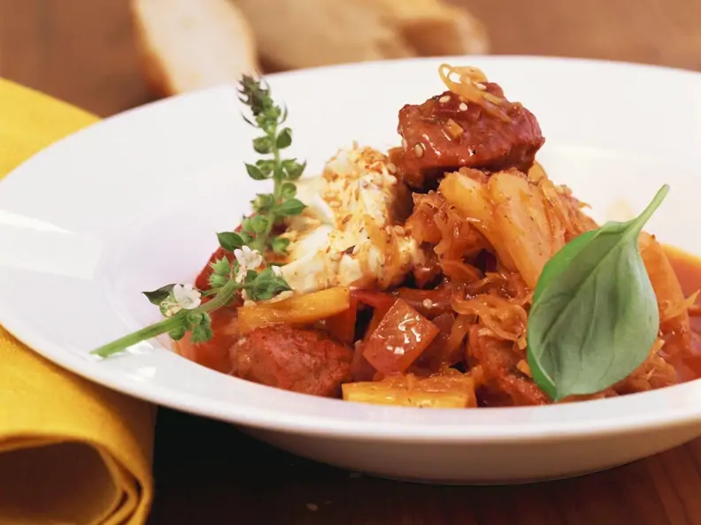 Gulasch mit Sauerkraut und mediterranen Kräutern (Szegediner)