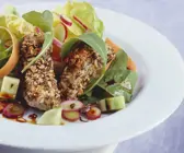 Kürbiskern-Fischstäbchen mit Salat