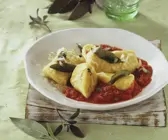 Kartoffelklöße mit Tomaten-Salbei-Sugo
