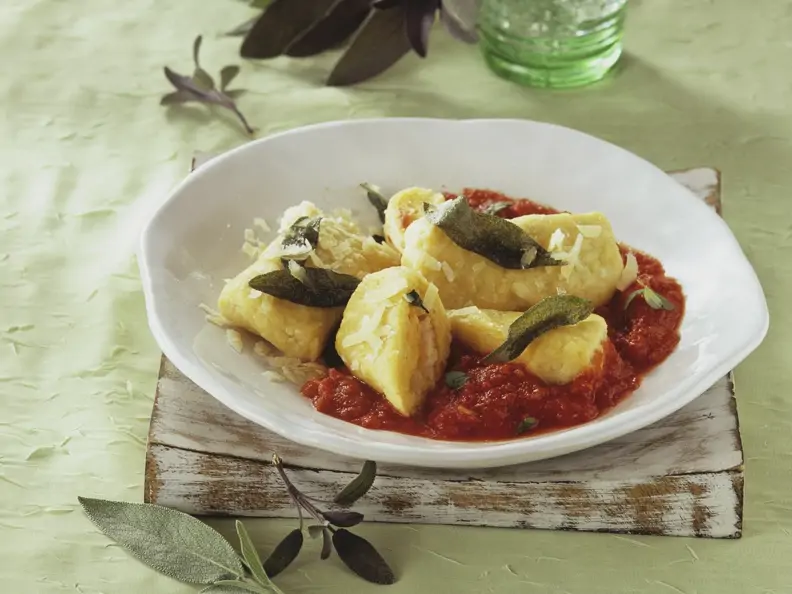 Kartoffelklöße mit Tomaten-Salbei-Sugo