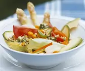 Bunter Salat mit Zucchini, Spargel, Mais und Avocado