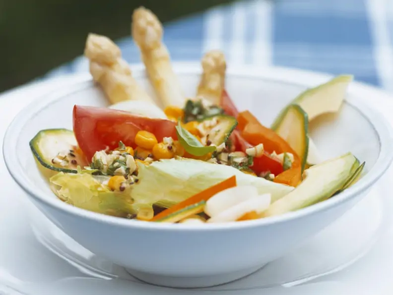 Bunter Salat mit Zucchini, Spargel, Mais und Avocado