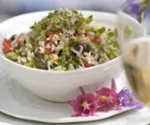 Reis-Kichererbsen-Salat mit Alfalfasproßen, Oliven und Tomaten