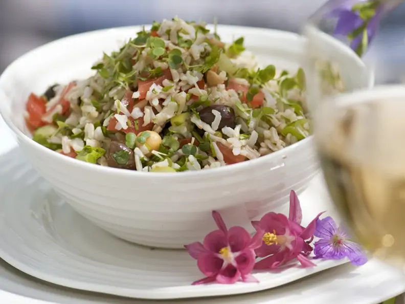Reis-Kichererbsen-Salat mit Alfalfasproßen, Oliven und Tomaten