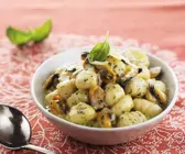 Kartoffelgnocchi mit Muscheln und Pesto