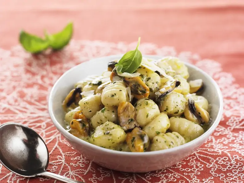 Kartoffelgnocchi mit Muscheln und Pesto