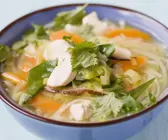 Brühe mit Reisnudeln, Hühnchen und Gemüse