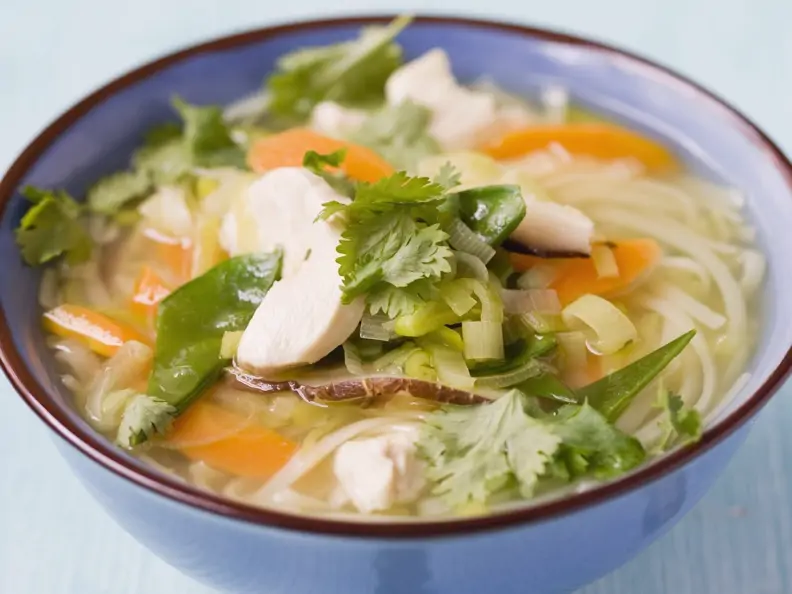 Brühe mit Reisnudeln, Hühnchen und Gemüse
