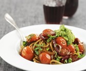 Vollkornpasta mit Kirschtomaten und Erbsen-Pesto