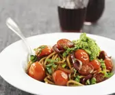 Vollkornpasta mit Kirschtomaten und Erbsen-Pesto