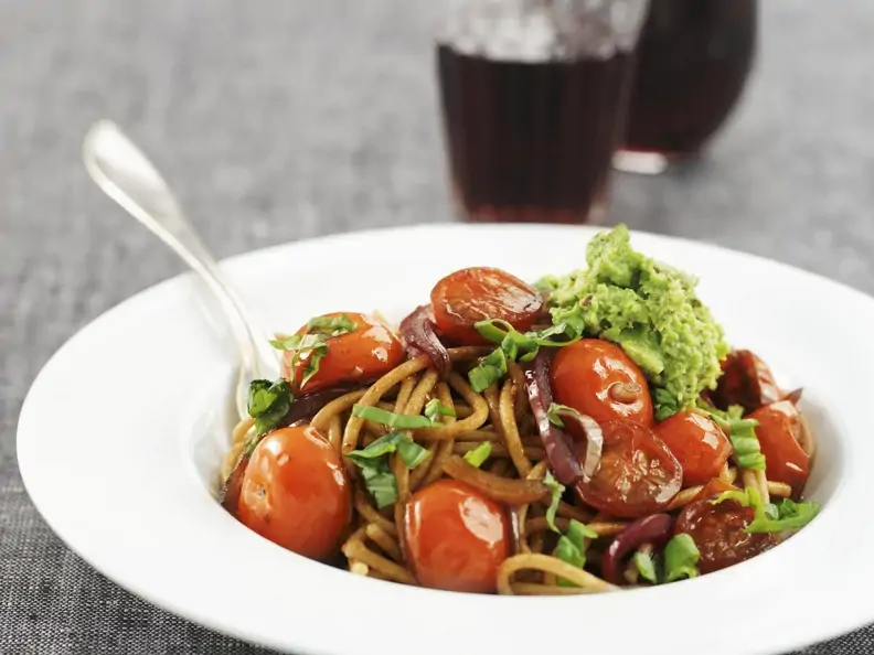 Vollkornpasta mit Kirschtomaten und Erbsen-Pesto