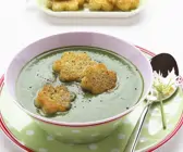 Suppe aus Kräutern mit Croutons